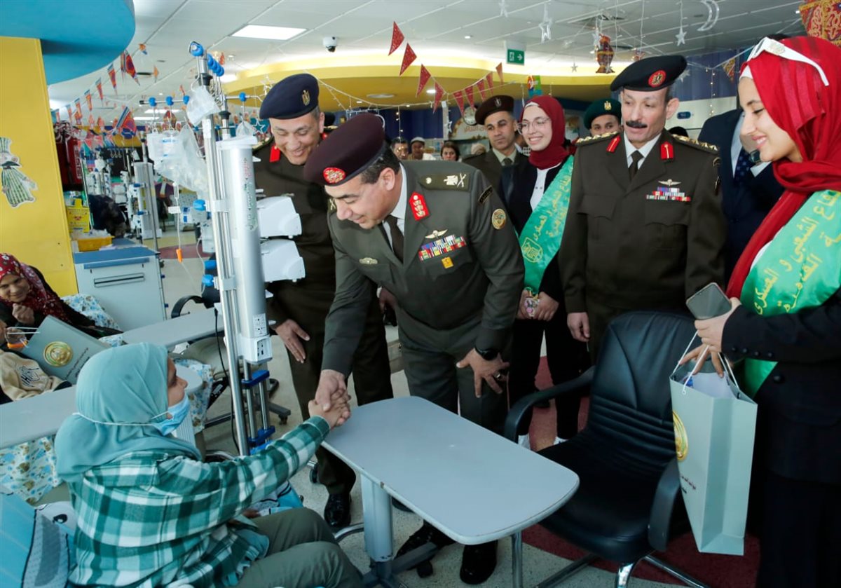 زيارة طلاب الجامعات الحكومية ومدارس التأسيس العسكرى إلى مستشفى سرطان الأطفال