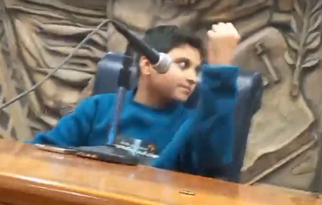 الطالب محمد رزق خلال قراءته