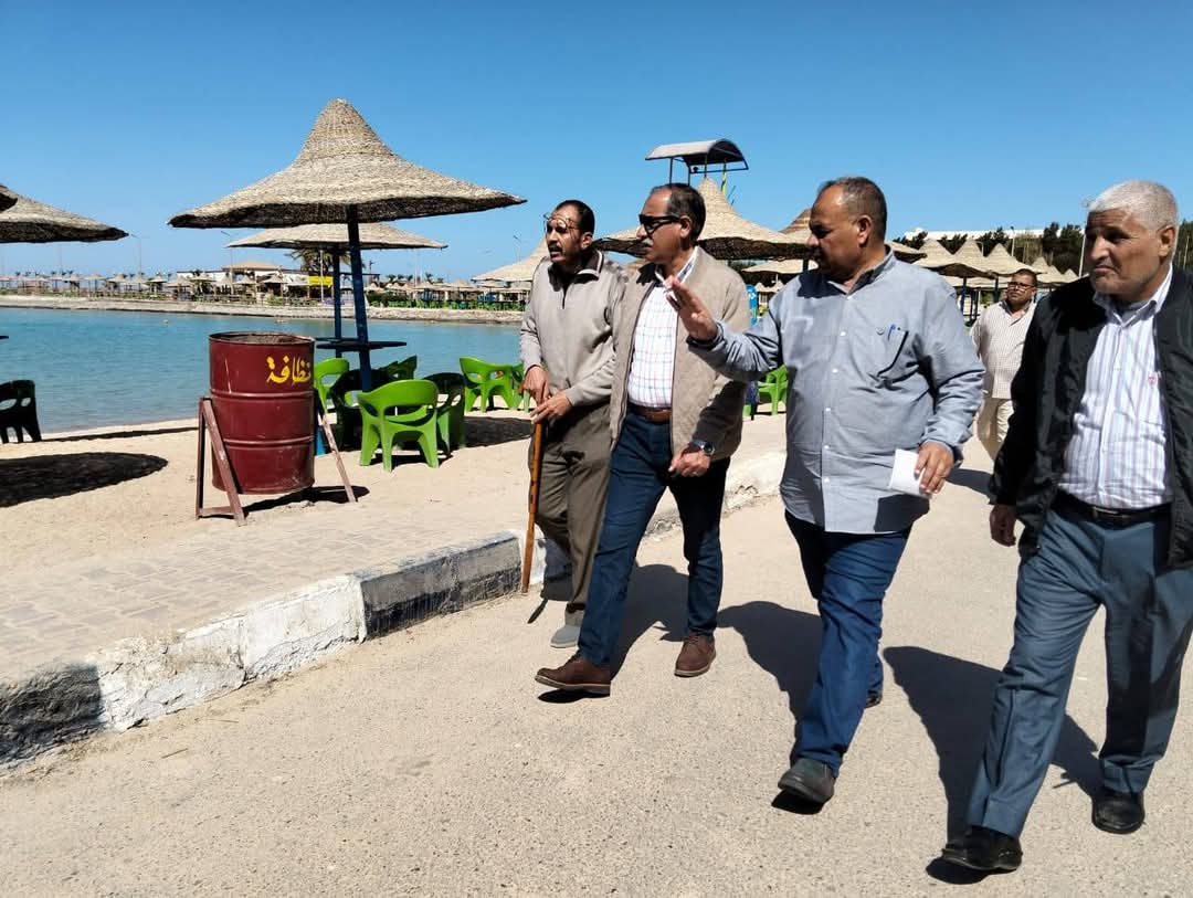 رئيس مدينة الغردقة يتفقد الشواطئ 