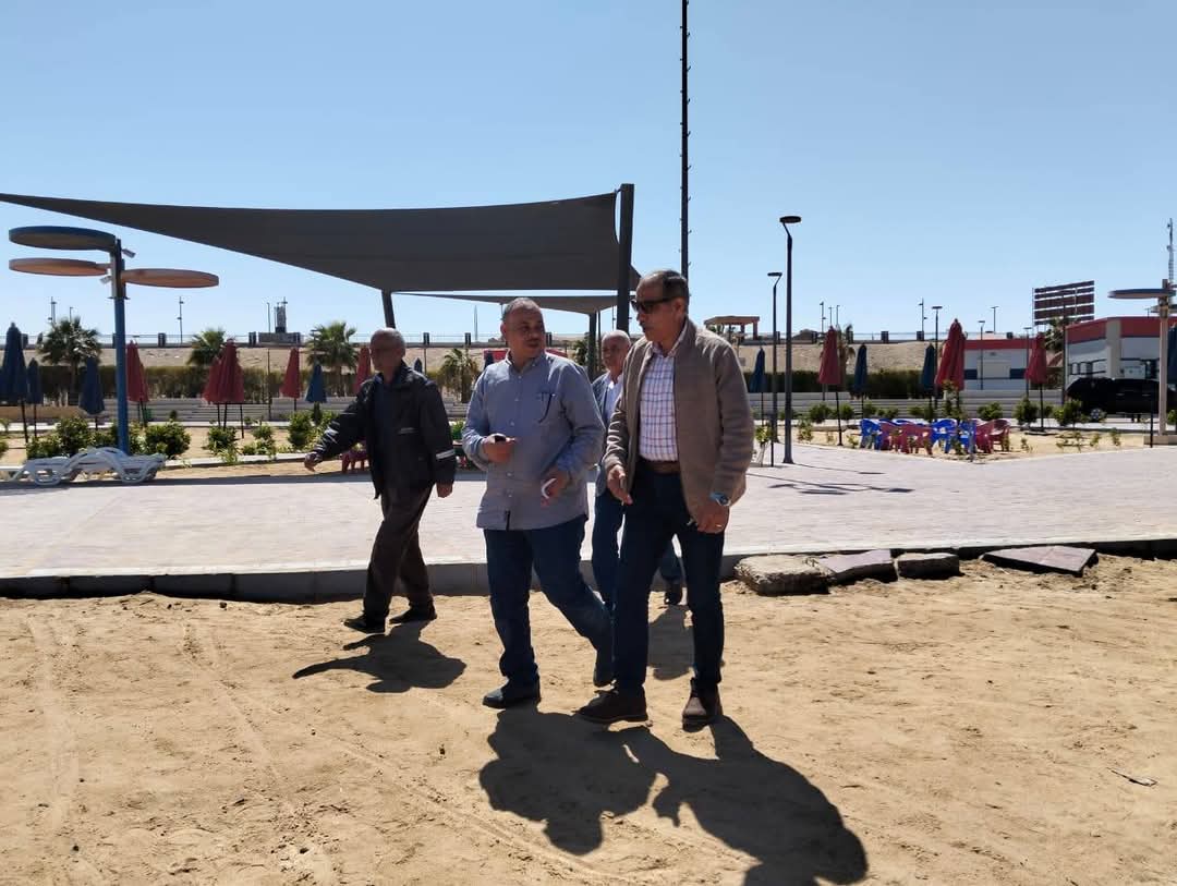رئيس مدينة الغردقة يتفقد الشواطئ 