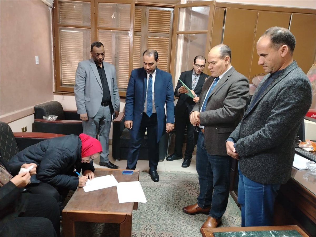 تسليم عقود عمل جديدة للشباب