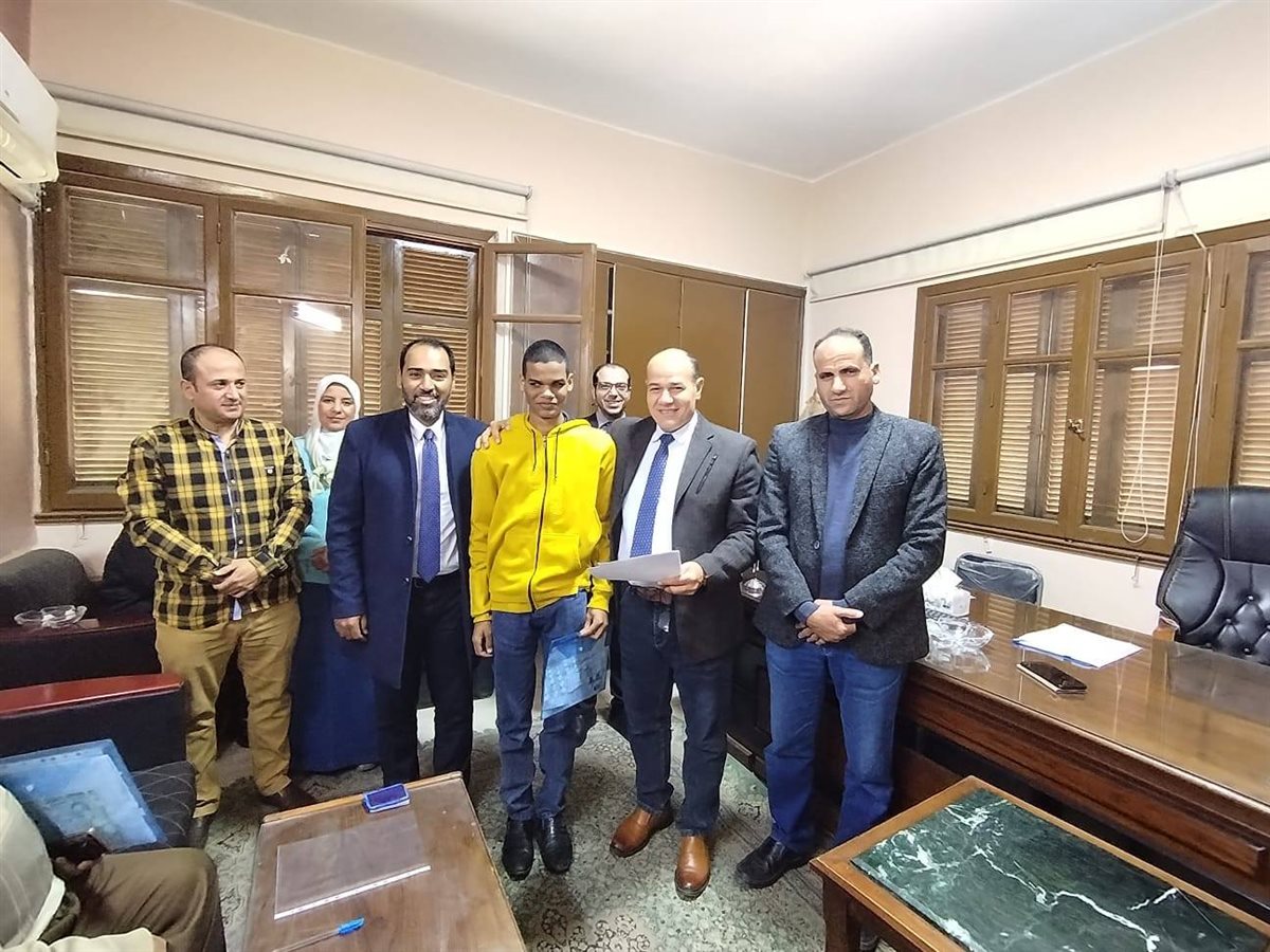 تسليم عقود عمل جديدة للشباب