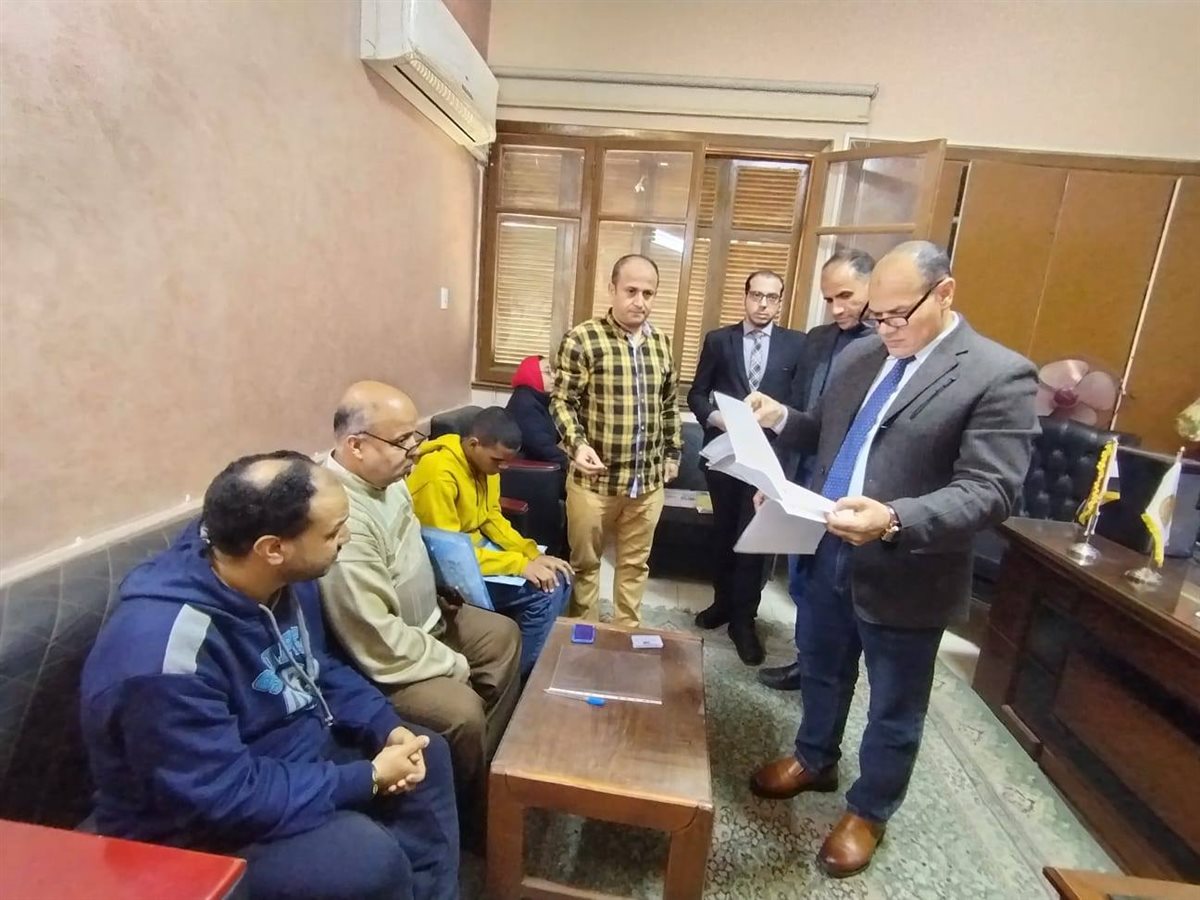 تسليم عقود عمل جديدة للشباب