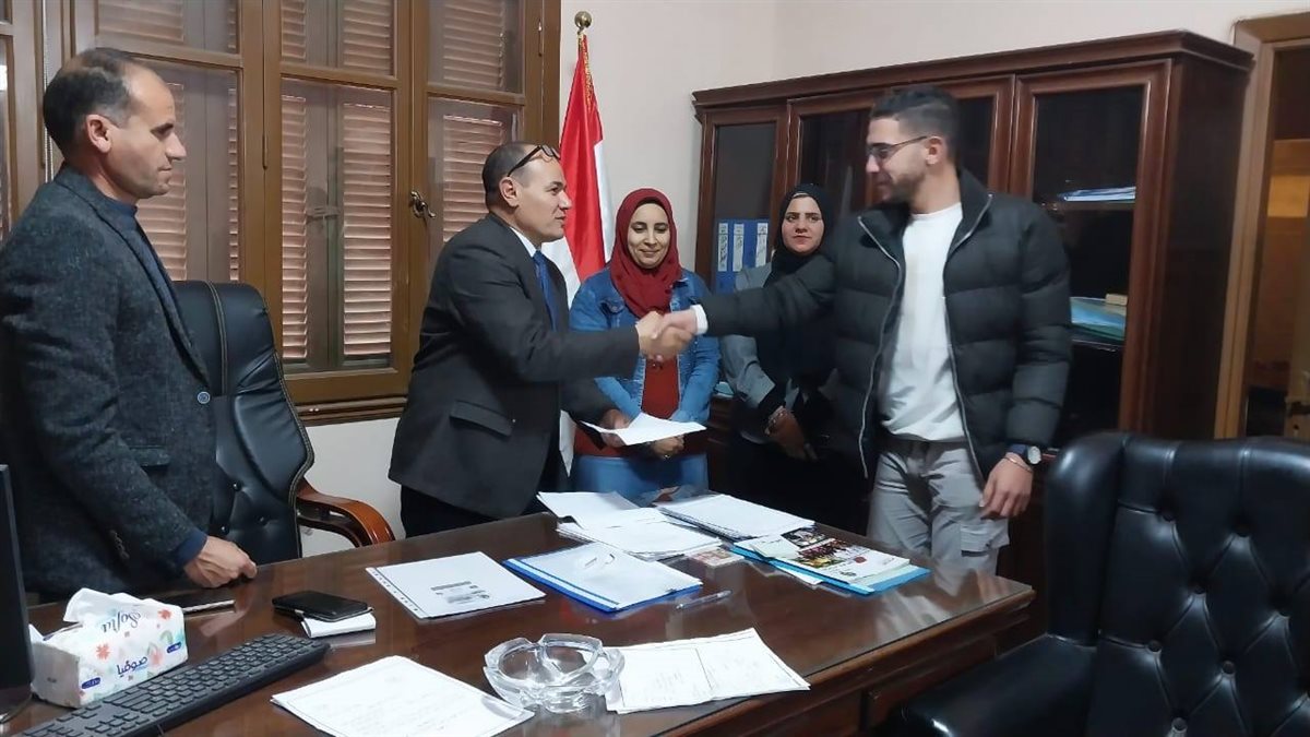 تسليم عقود عمل جديدة للشباب