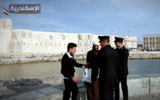 الداخلية توزع وجبات إفطار على المواطنين بالشوارع