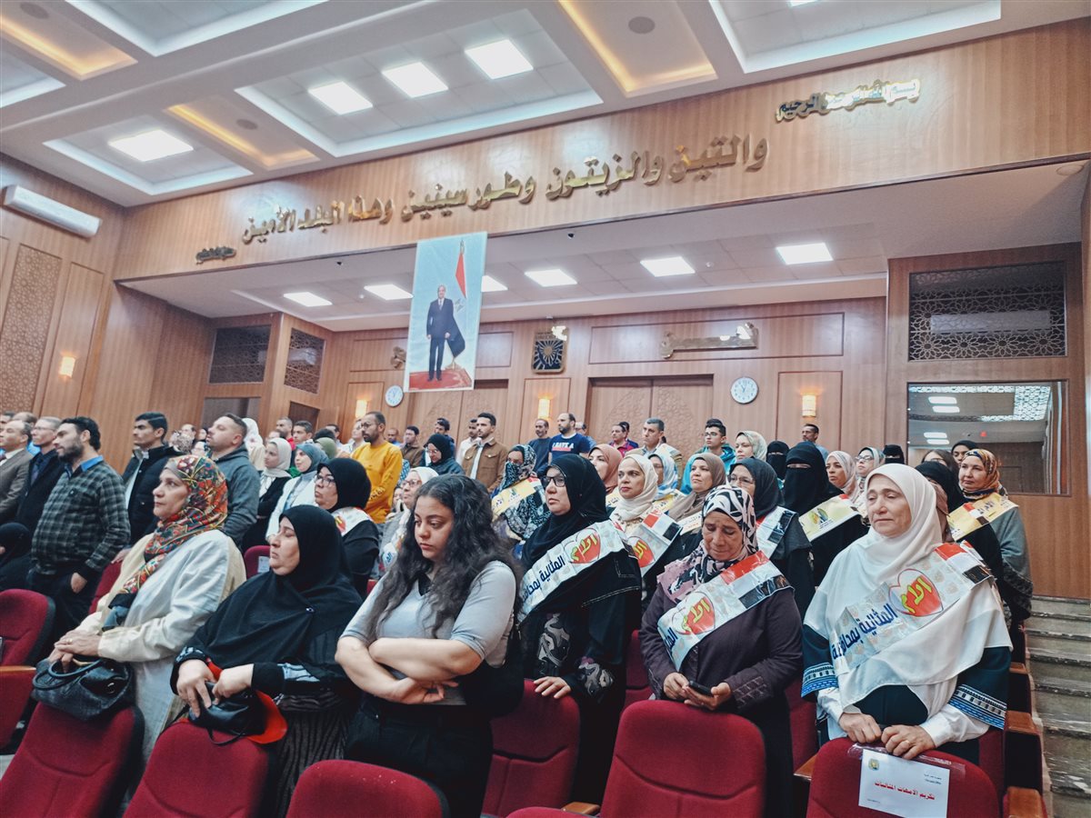 محافظ جنوب سيناء يكرم الأمهات المثاليات لعام 2025