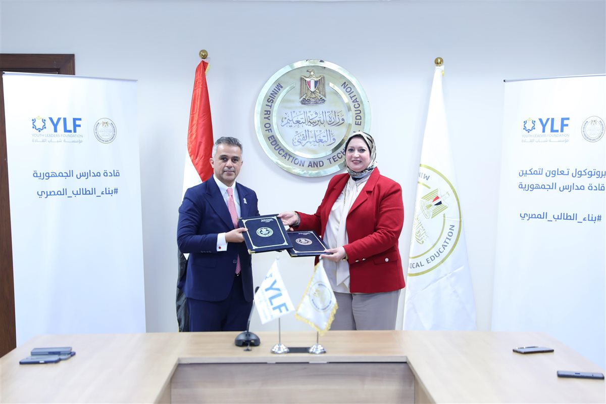 جانب من التوقيع 