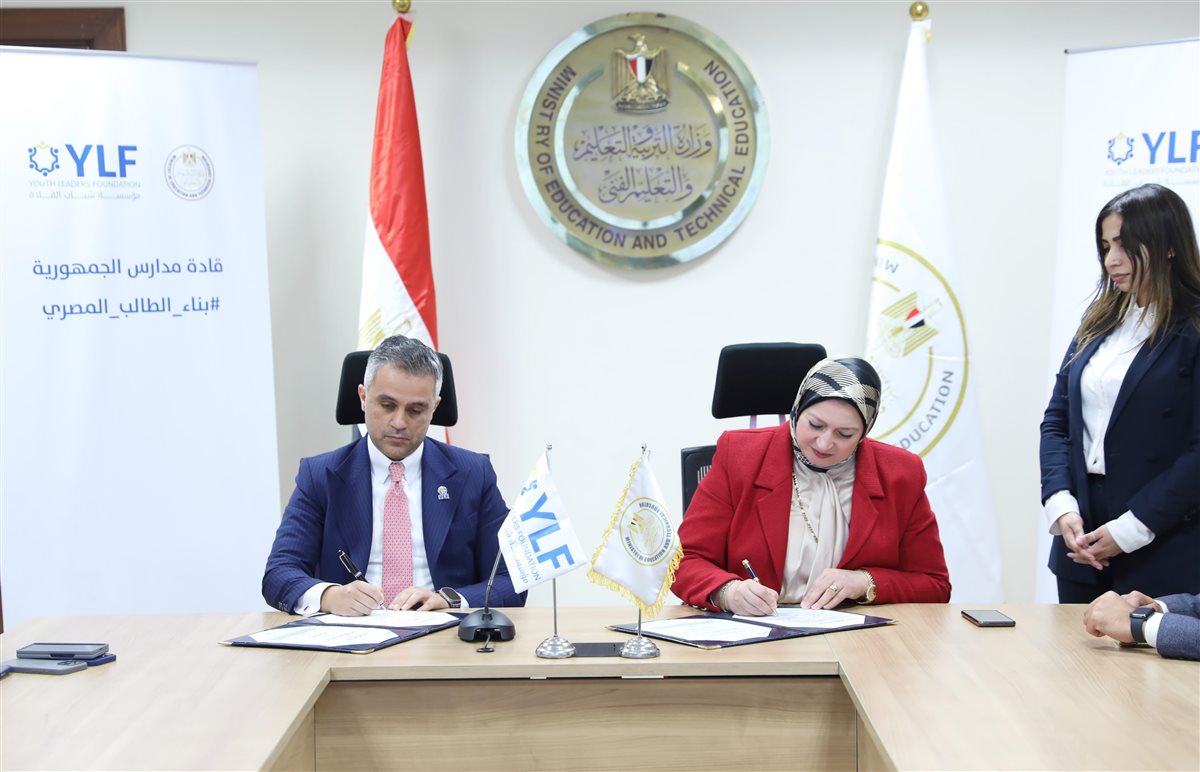 جانب من التوقيع 