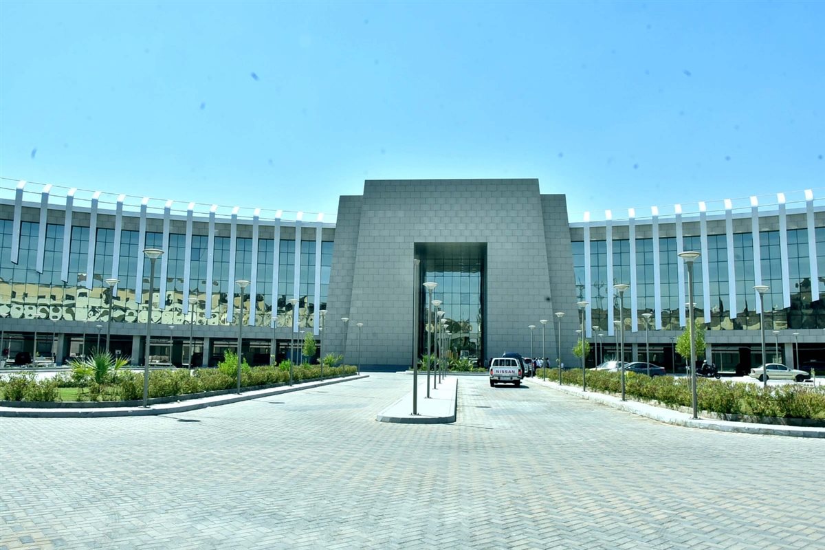 محافظ الأقصر يتفقد المجمع الطبي