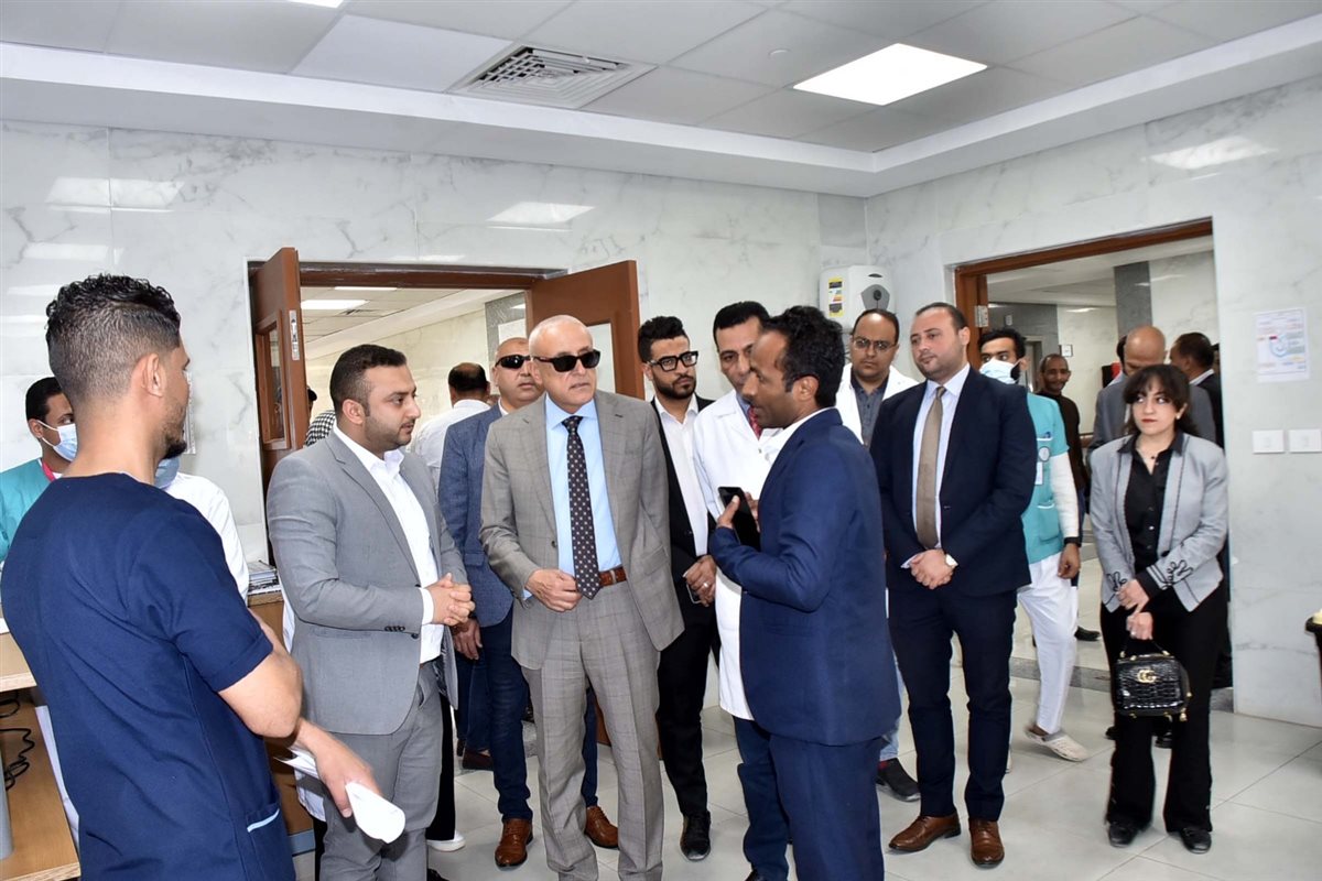 محافظ الأقصر يتفقد المجمع الطبي