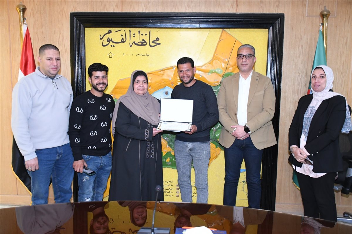 محافظ الفيوم يكرم الأمهات المثاليات 