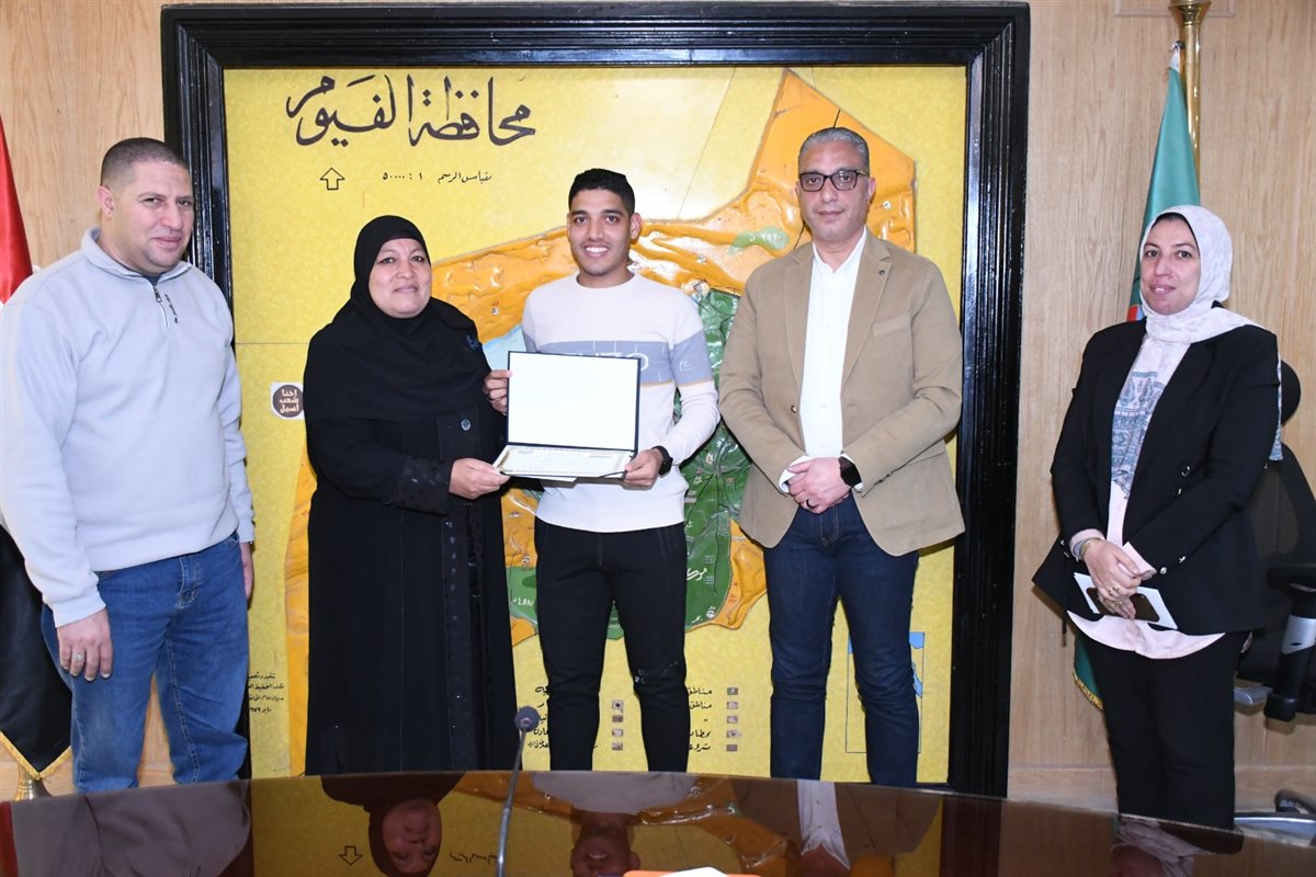 محافظ الفيوم يكرم الأمهات المثاليات 