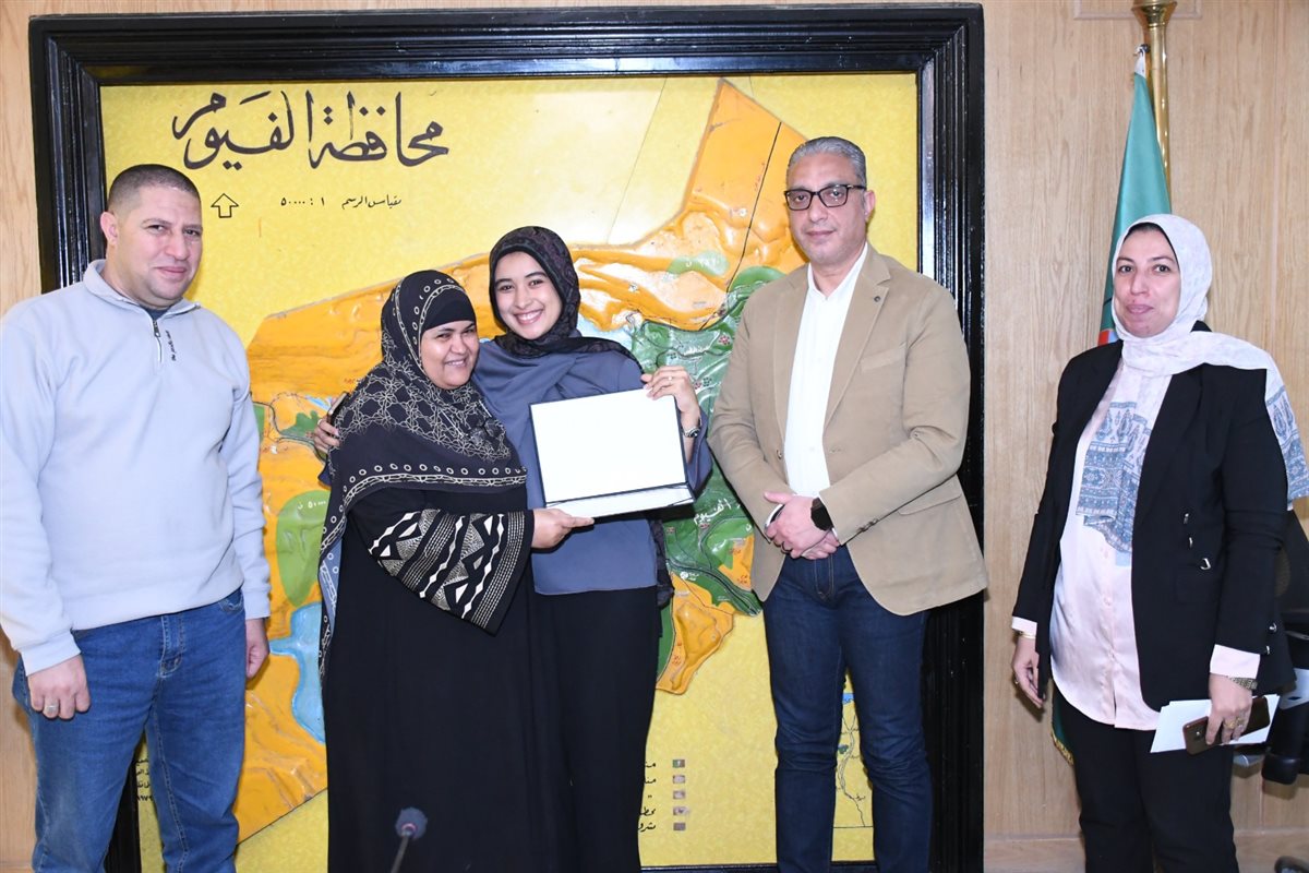 محافظ الفيوم يكرم الأمهات المثاليات 