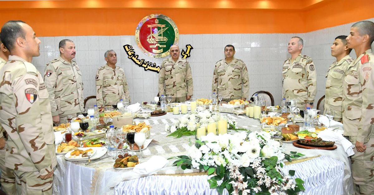 رئيس أركان حرب القوات المسلحة يشارك عددًا من مقاتلى قوات حرس الحدود والمدرعات تناول وجبة الإفطار 
