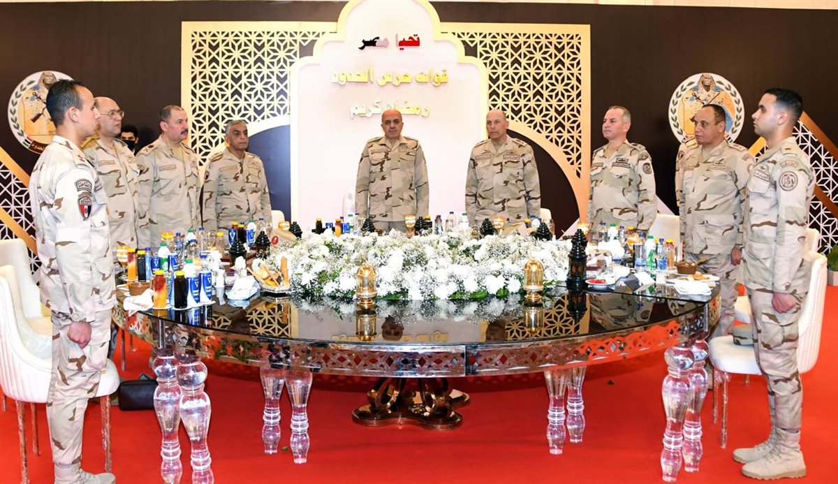 رئيس أركان حرب القوات المسلحة يشارك عددًا من مقاتلى قوات حرس الحدود والمدرعات تناول وجبة الإفطار 