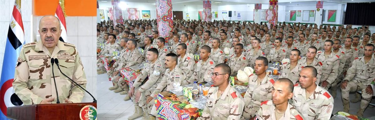 رئيس أركان حرب القوات المسلحة يشارك عددًا من مقاتلى قوات حرس الحدود والمدرعات تناول وجبة الإفطار 