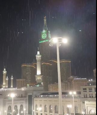 أمطار على الحرم المكي في ليلة الـ27 من رمضان وسط أجواء روحانية