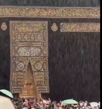 أمطار على الحرم المكي في ليلة الـ27 من رمضان وسط أجواء روحانية