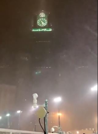 أمطار على الحرم المكي في ليلة الـ27 من رمضان وسط أجواء روحانية