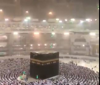 أمطار على الحرم المكي في ليلة الـ27 من رمضان وسط أجواء روحانية