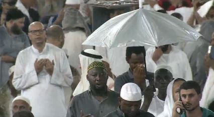 أمطار على الحرم المكي في ليلة الـ27 من رمضان وسط أجواء روحانية