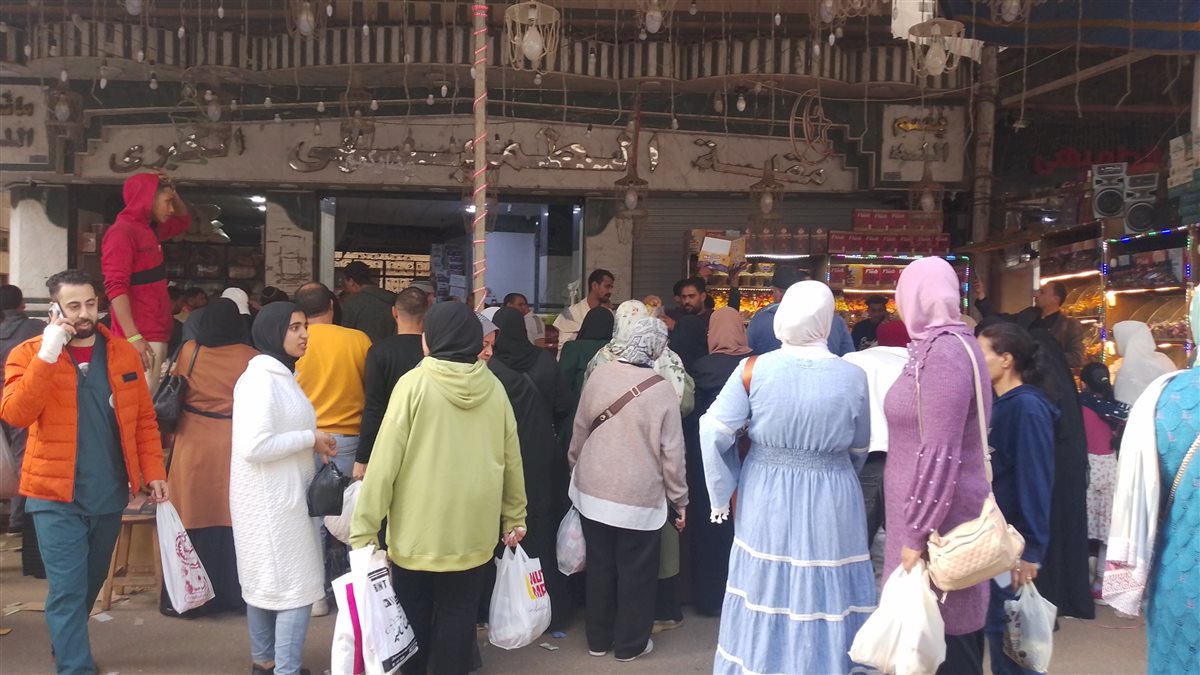 جانب من إقبال أهالي الدقهلية على شراء الشوكولاتة