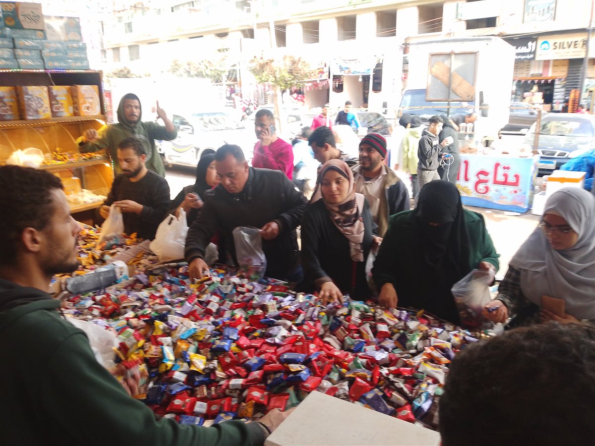 جانب من إقبال أهالي الدقهلية على شراء الشوكولاتة