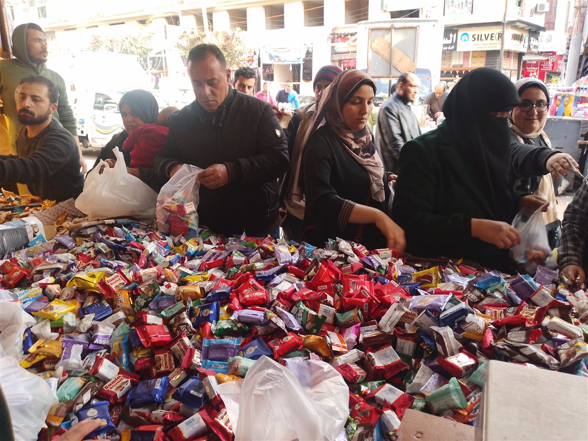 جانب من إقبال أهالي الدقهلية على شراء الشوكولاتة