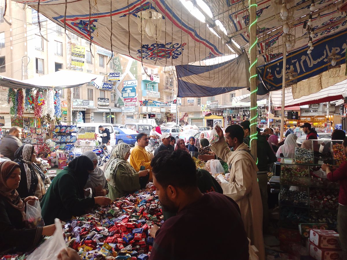 جانب من إقبال أهالي الدقهلية على شراء الشوكولاتة