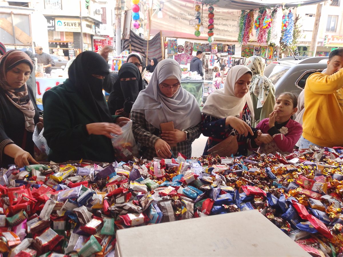جانب من إقبال أهالي الدقهلية على شراء الشوكولاتة