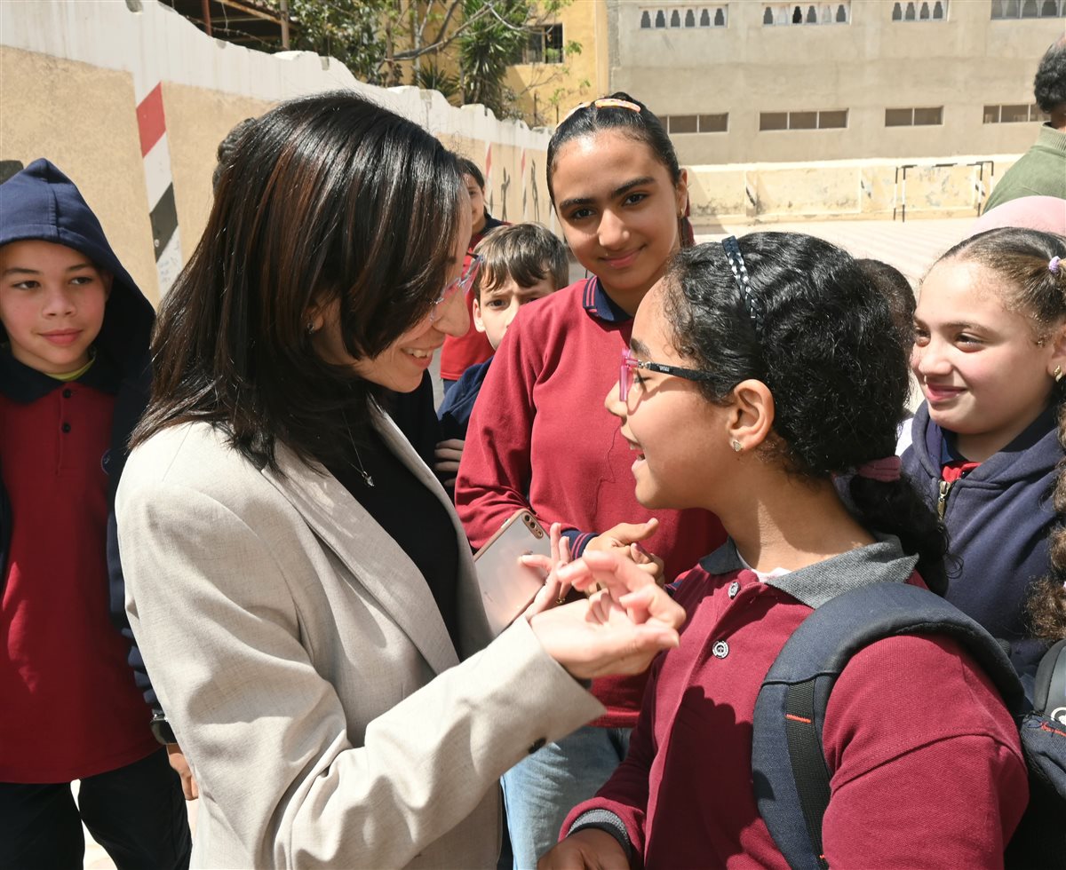 محافظ البحيرة تهنئ عدد من الطلاب بمدرسة على الجارم برشيد بمناسبة عيد الفطر