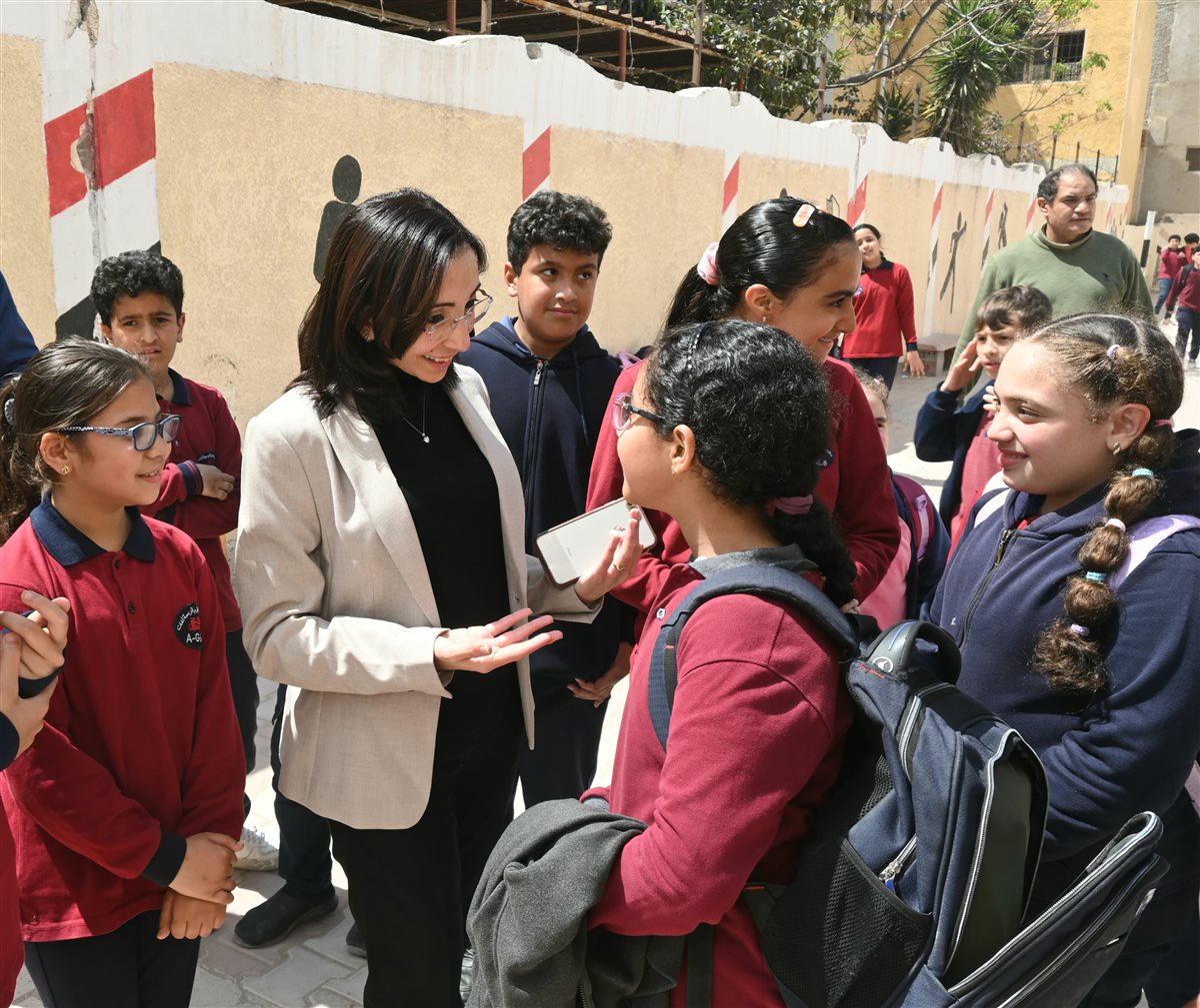 محافظ البحيرة تهنئ عدد من الطلاب بمدرسة على الجارم برشيد بمناسبة عيد الفطر