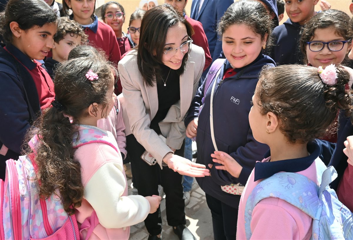 محافظ البحيرة تهنئ عدد من الطلاب بمدرسة على الجارم برشيد بمناسبة عيد الفطر