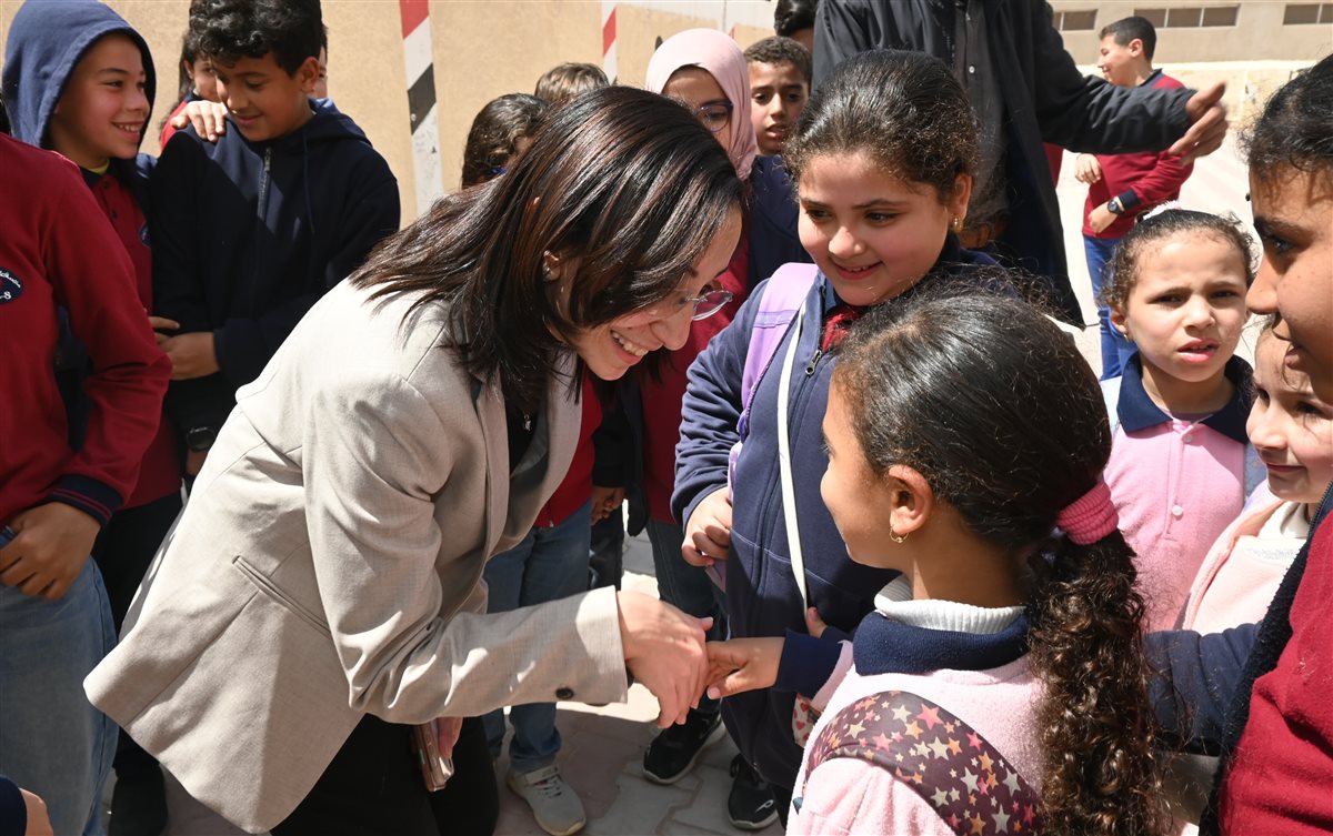 محافظ البحيرة تهنئ عدد من الطلاب بمدرسة على الجارم برشيد بمناسبة عيد الفطر