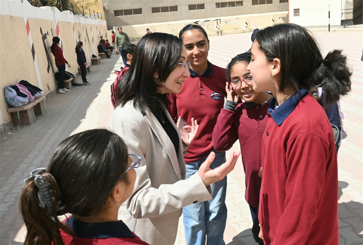 محافظ البحيرة تهنئ عدد من الطلاب بمدرسة على الجارم برشيد بمناسبة عيد الفطر