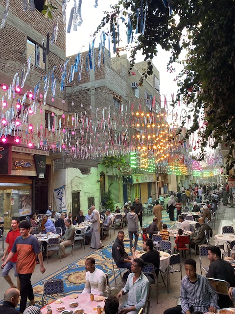 أهالي المنشية يستقبلون الصائمين بالسجاد 