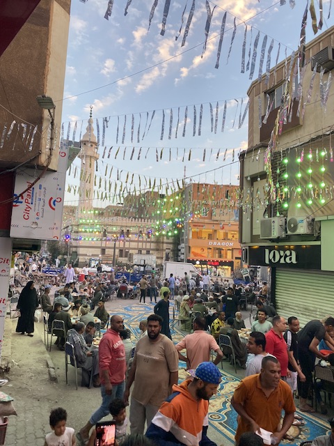 أهالي المنشية يستقبلون الصائمين بالسجاد 