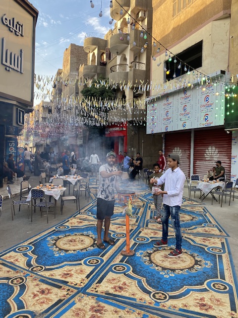 أهالي المنشية يستقبلون الصائمين بالسجاد 