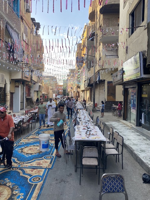 أهالي المنشية يستقبلون الصائمين بالسجاد 