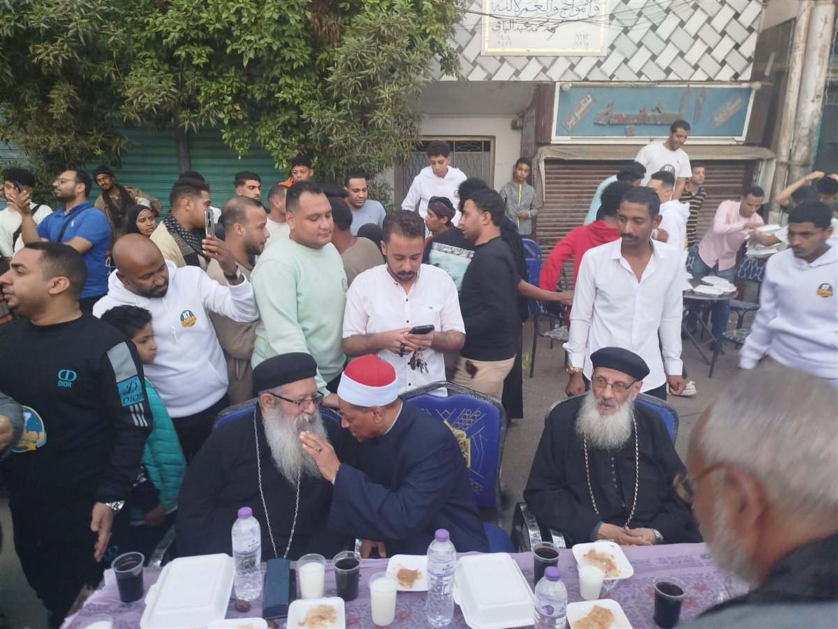 وفد كنسي يشارك في مائدة إفطار