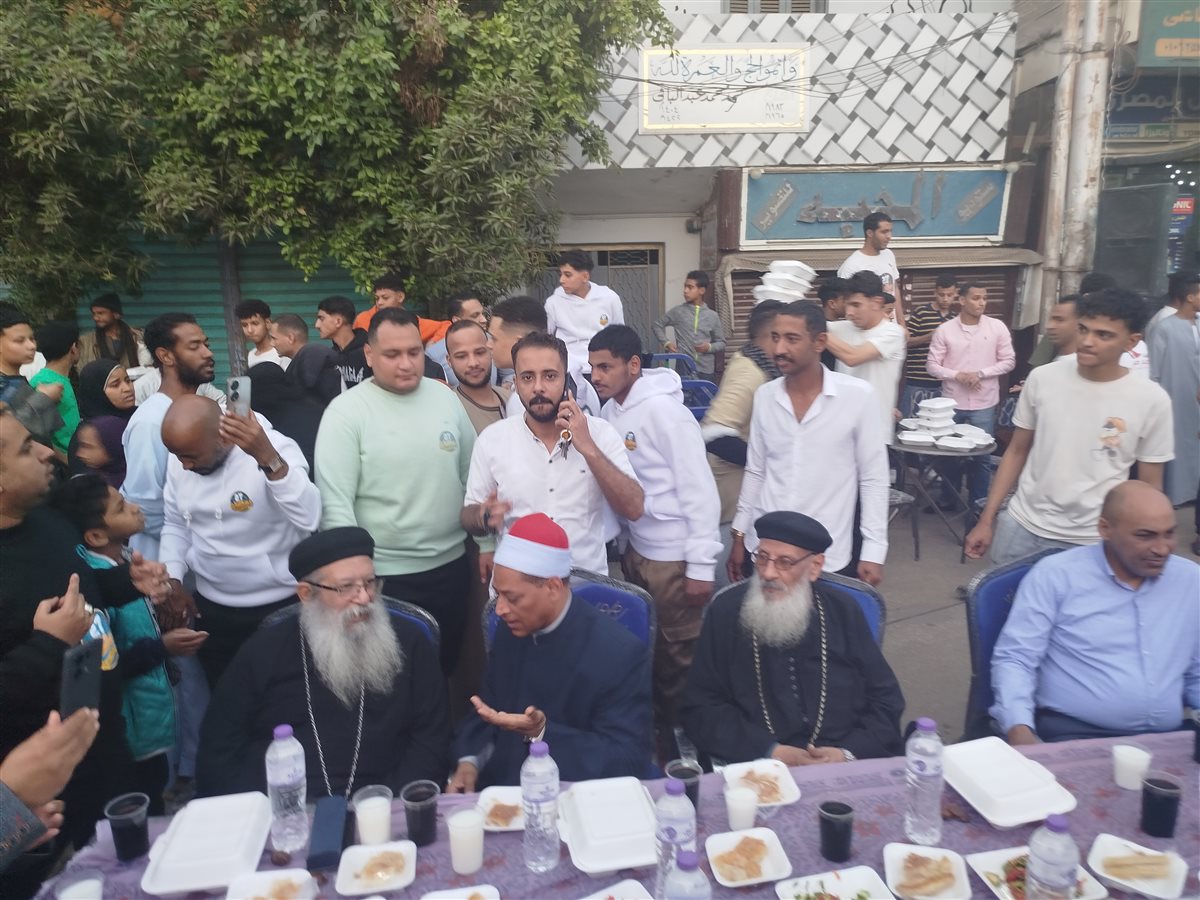 وفد كنسي يشارك في مائدة إفطار