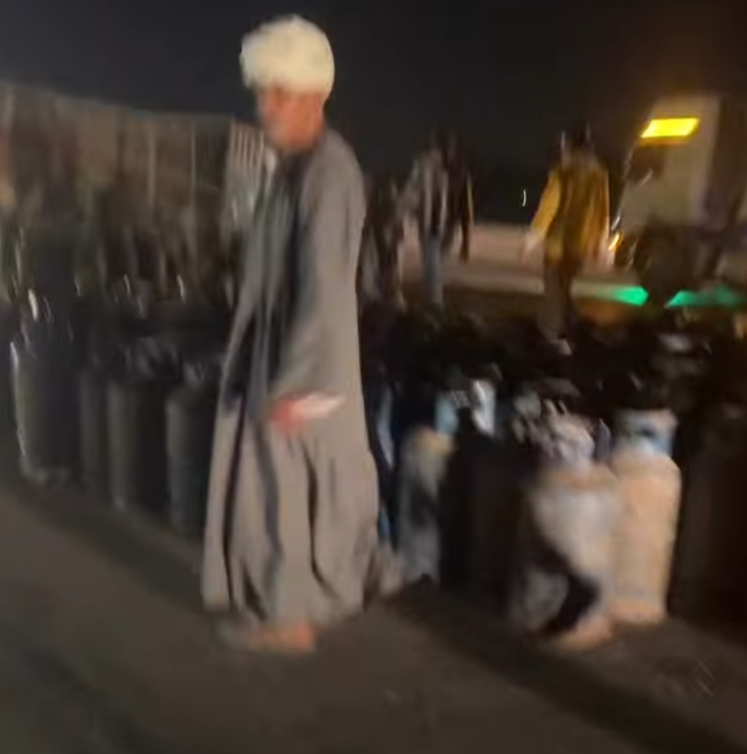 انقلاب سيارة نقل محملة بالأنابيب على الطريق الإقليمي بالمنوفية