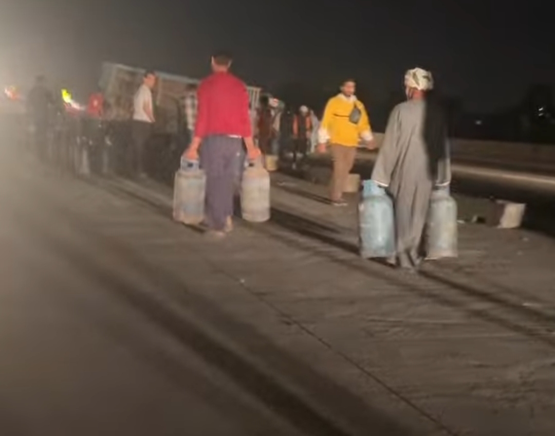 انقلاب سيارة نقل محملة بالأنابيب على الطريق الإقليمي بالمنوفية 