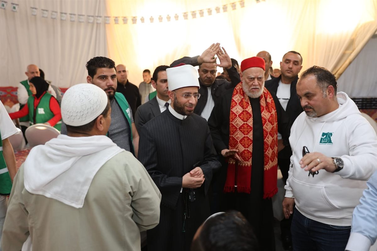 <strong> وزير الأوقاف والدكتور علي جمعة يتفقدان الخيمة الرمضانية</strong>
