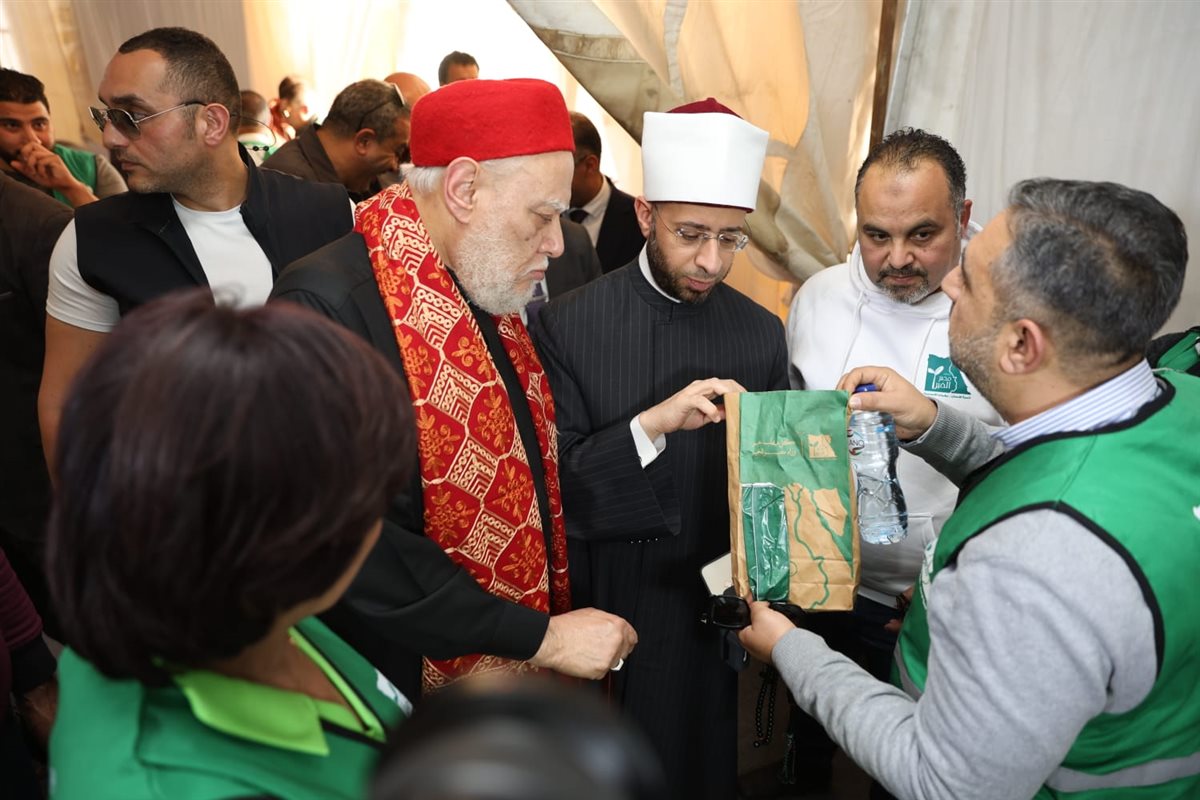 <strong> وزير الأوقاف والدكتور علي جمعة يتفقدان الخيمة الرمضانية</strong>