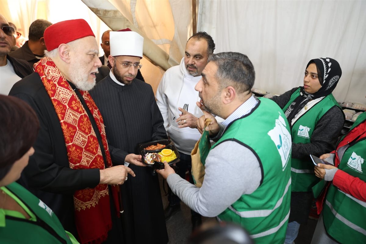 <strong> وزير الأوقاف والدكتور علي جمعة يتفقدان الخيمة الرمضانية</strong>