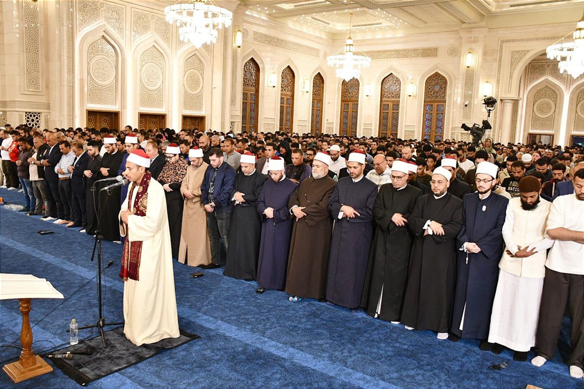 مساجد مصر تتزين بالمصلين في ليلة السابع والعشرين من رمضان