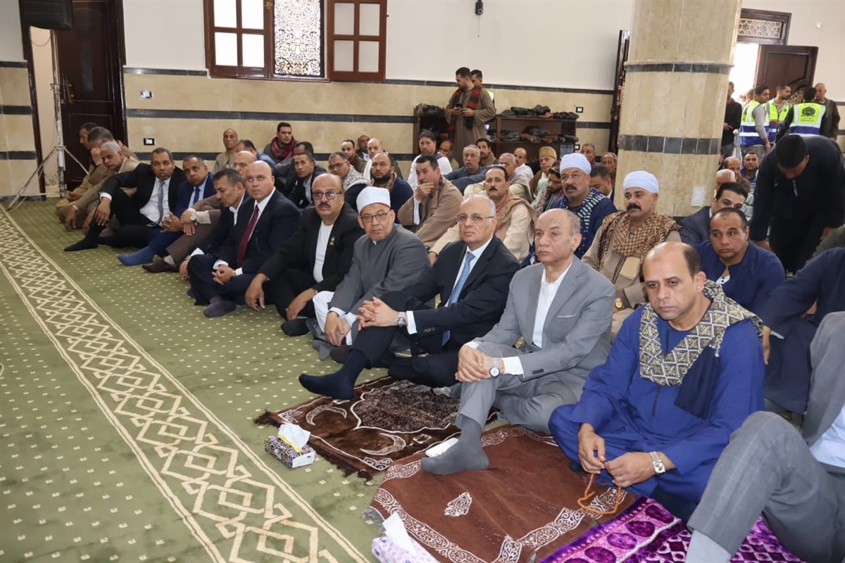 محافظ سوهاج يفتتح مسجد عبد الرحمن بن أبي بكر في قرية كوم أشقاو بمركز طما