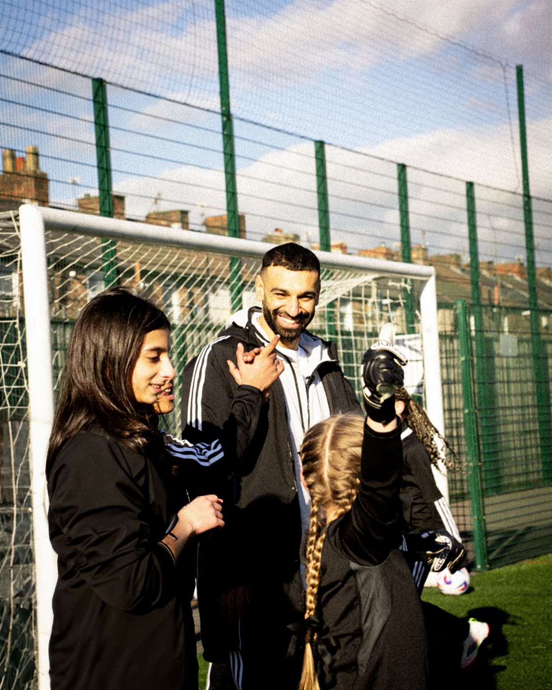 زيارة محمد صلاح لأحد أندية الفتيات&nbsp;