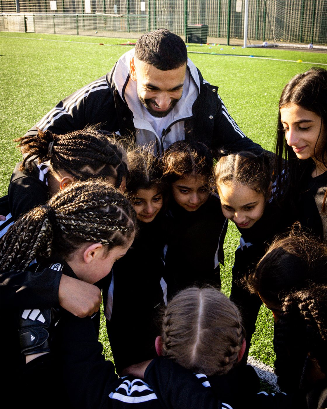 زيارة محمد صلاح لأحد أندية الفتيات&nbsp;